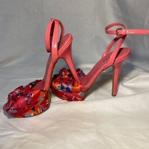 Size 9 Guess high heel